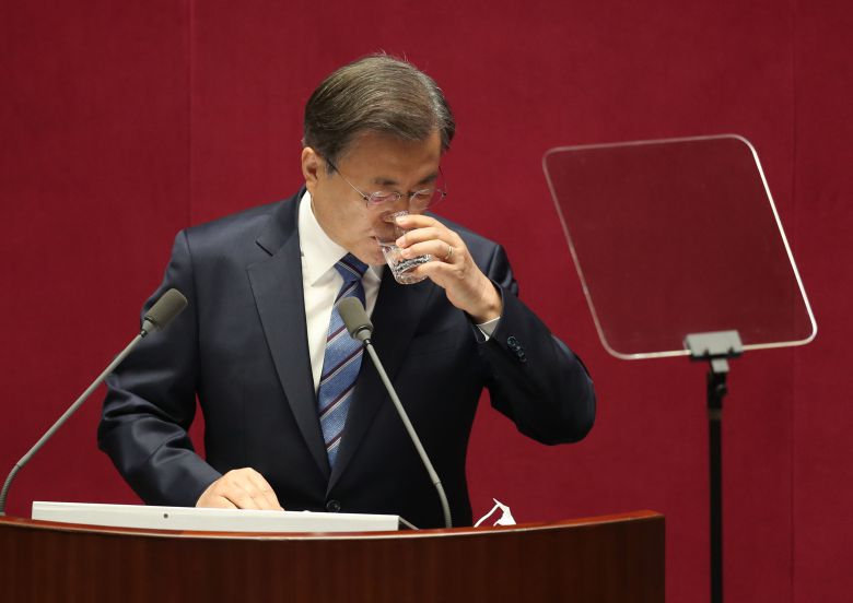 문재인 대통령이 28일 국회에서 2021년도 예산안 및 기금운용 계획안에 대한 정부의 시정연설 도중 물을 마시고 있다. /이덕훈 기자