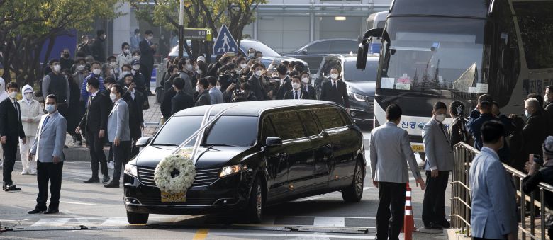 고 이건희 삼성그룹 회장 발인식이 지난 28일 오전 서울 강남구 삼성서울병원 장례식장에서 열렸다. 운구차가 장례식장을 빠져나오고 있다./사진공동취재단