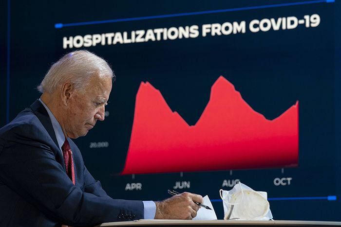 ‘코로나 전광판’ 앞의 바이든 - 조 바이든 미국 민주당 대선 후보가 28일(현지 시각) 델라웨어주 윌밍턴의 한 극장에서 보건 전문가들과 코로나 바이러스 관련 화상 브리핑을 하고 있다. 최근 미국에선 하루 7만명 안팎의 코로나 확진자가 나오고 있다. /AFP 연합뉴스