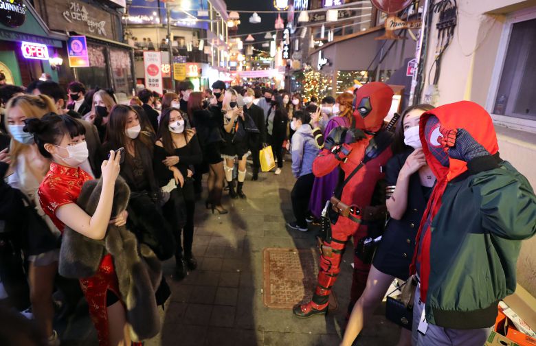 31일 밤 서울 이태원 거리에서 코스튬을 차려입은 사람들이 기념사진을 찍고 있다./오종찬 기자