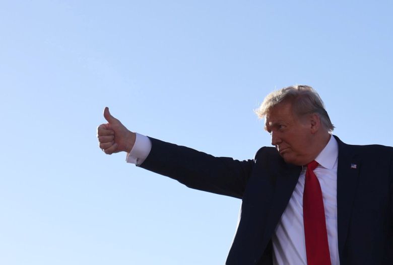 도널드 트럼프 대통령이 지난달 28일(현지 시각) 애리조나주 굿이어에 있는 피닉스 굿이어 공항에서 유세를 펼치며 엄지손가락을 치켜세우고 있다. /로이터 연합뉴스