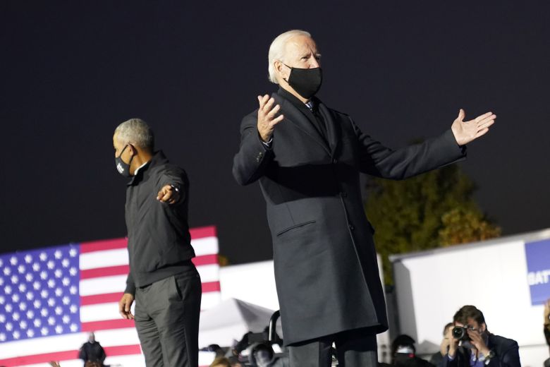 조 바이든 민주당 대선후보(오른쪽)와 버락 오바마 전 대통령이 31일(현지시각) 미시간주 디트로이트에서 공동 유세를 하고 있다. /AP 연합뉴스