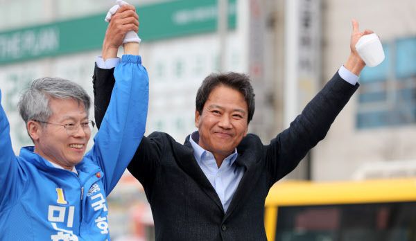 임종석(오른쪽) 전 대통령비서실장이 지난 4월 6일 광주 광산구 수완동 국민은행 사거리에서 민형배 광산을 후보 지원 유세를 하고 있다.