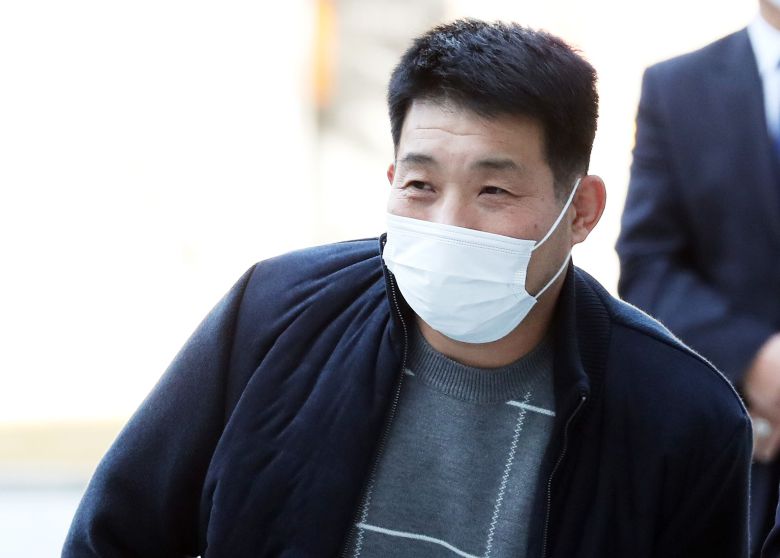 2일 오후 경기도 수원시 영통구 수원지방법원에서 열리는 이춘재 연쇄살인 8차 사건 재심 9차 공판에 재심 청구인 윤성여 씨가 출석하고 있다. /연합뉴스