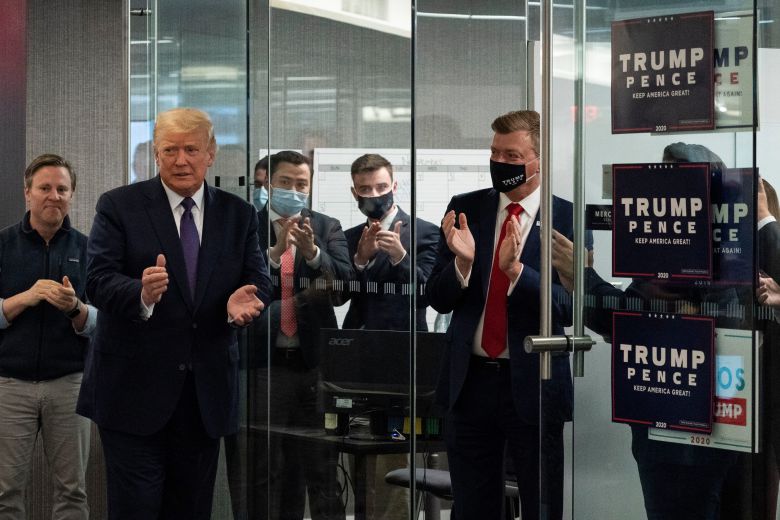 도널드 트럼프 미 대통령이 3일(현지시각) 버지니아주 알링턴의 트럼프 선거캠프를 방문해 박수를 치고 있다.  /AP 연합뉴스