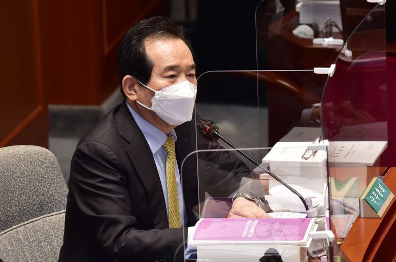 정세균 국무총리가 4일 서울 여의도 국회 본관 예결위 회의장에서 열린 2021년도 정부 예산안 관련 전체회의에서 질의에 답변하고 있다./이덕훈 기자