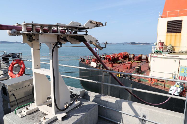 부두에 정박한 선박에 전력을 공급하는 육상전력공급장치(AMP). /충남도