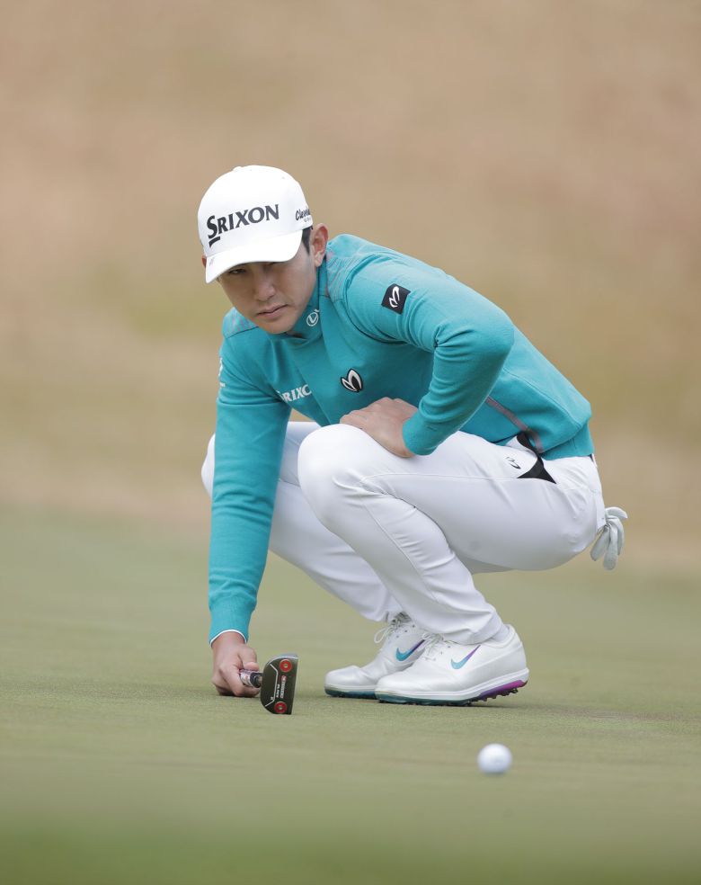 /KPGA 문경준과 공동 선두에 오른 이수민이 독특한 자세로 퍼팅 라인을 읽고 있다.
