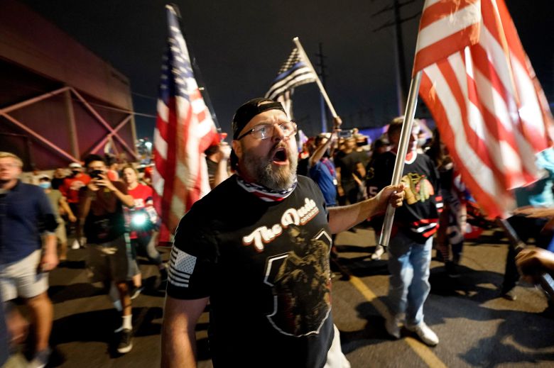 미국 대선 개표 3일째인 5일(현지 시각) 애리조나주 피닉스의 매리코파 카운티 개표소 밖에 몰려든 도널드 트럼프 대통령 지지자들 중 한 명이 조 바이든 민주당 대선 후보 지지 시위대를 향해 고함을 지르고 있다. /AP 연합뉴스
