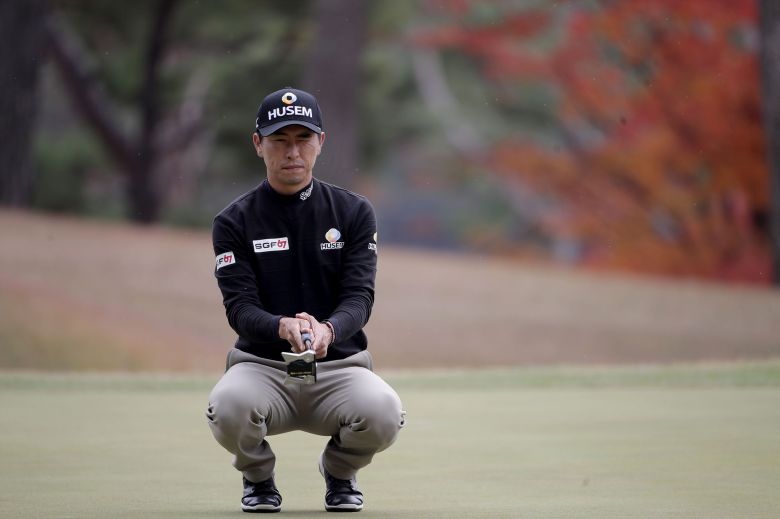 /KPGA 경기 파주시 광탄면 서원밸리CC에서 열린 LG SIGNATURE 플레이어스 챔피언십 2라운드 9번 홀에서 문경준이 퍼팅라인을 살피고 있다.