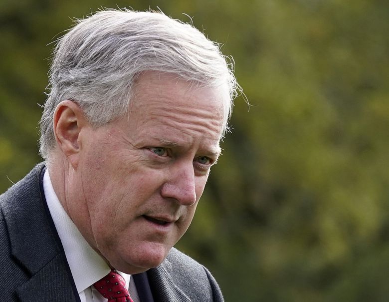 지난 10월30일 백악관 잔디마당을 걷는 마크 메도스 백악관 비서실장의 모습/AP연합뉴스