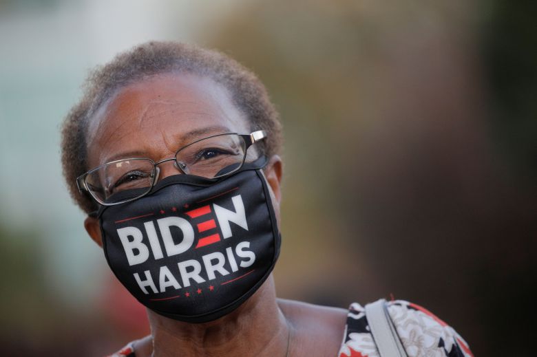 바이든 후보의 당선 소식이 알려진 뒤 뉴욕 브루클린에서 한 여성이 바이든 대선후보와 해리스 부통령 후보의 이름이 적힌 마스크를 쓰고 축하하고 있다./로이터 연합뉴스