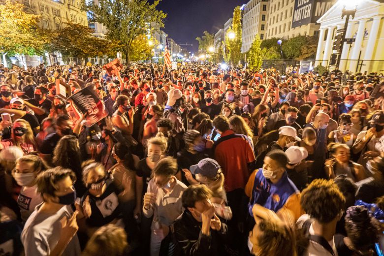 7일(현지시각) 오후 워싱턴 DC 거리에 수많은 시민들이 나와 조바이든 후보의 당선을 축하하고있다./UPI 연합뉴스