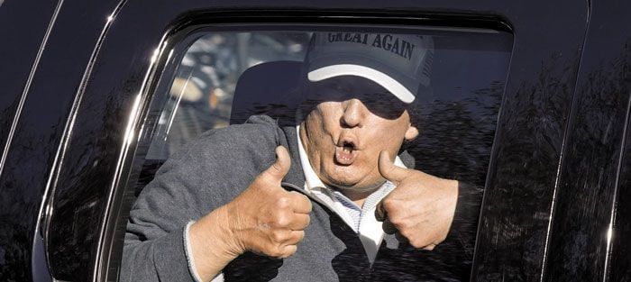 트럼프, 지지자 향해 엄지척 - 도널드 트럼프 미 대통령이 8일(현지 시각) 버지니아주 스털링에 있는 자신 소유의‘트럼프 내셔널 골프장’을 나서는 차 안에서 지지자들을 향해 양손 엄지를 세워 보이고 있다. /AP 연합뉴스