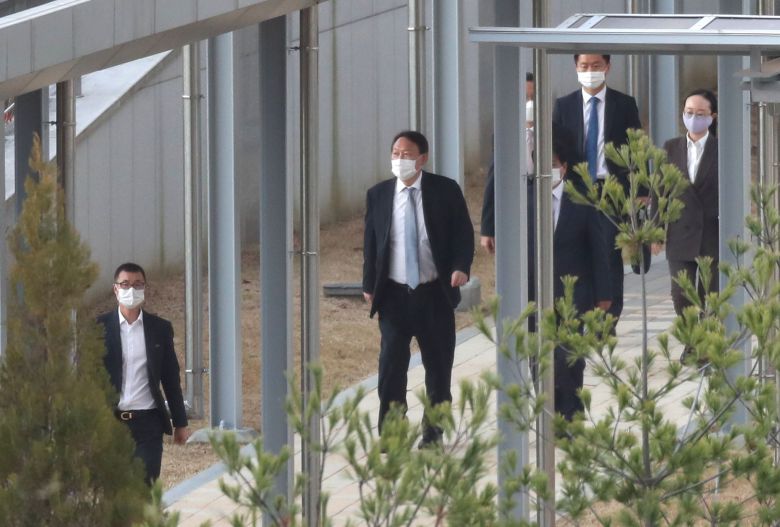 윤석열 검찰총장이 9일 오후 충북 진천군 법무연수원에서 신임 차장검사를 대상으로 강연을 하기 위해 연수원 내에서 이동하고 있다. /박상훈 기자