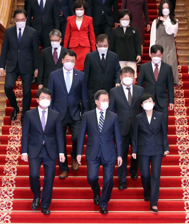 문재인 대통령이 10일 청와대 본관에서 열린 신임 대사 신임장 수여식을 마친 뒤 신임 대사들과 함께 환담장으로 이동하고 있다. /뉴시스