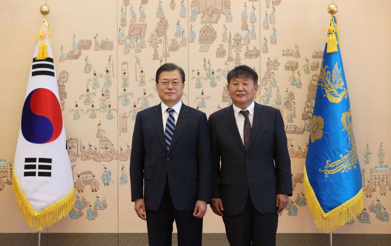 문재인 대통령이 10일 오전 청와대에서 열린 신임 대사 신임장 수여식에서 노태강 신임 주스위스 대사와 기념촬영하고 있다. /연합뉴스