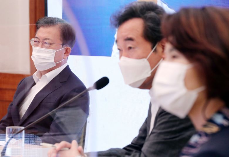 문재인 대통령이 8일 청와대에서 열린 '사회서비스원 돌봄종사자 영상 간담회'에 참석해 돌봄종사자들의 경험담을 듣고 있다.  왼쪽부터 문 대통령, 이낙연 더불어민주당 대표, 한정애 더불어민주당 정책위의장. /뉴시스