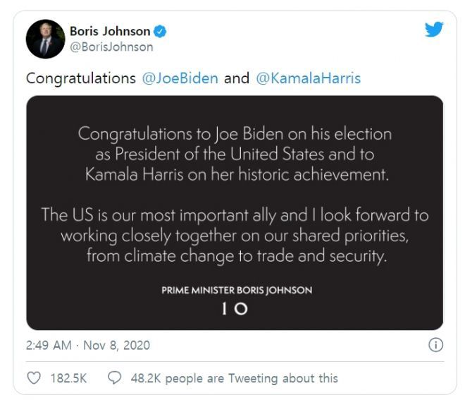 보리스 존슨 영국 총리가 트위터를 통해 조 바이든 미국 대통령 당선인에게 보낸 축하 메시지 배경에 희미하게 도널드 트럼프 대통령에게 적었던 메시지 흔적이 남아있다./트위터