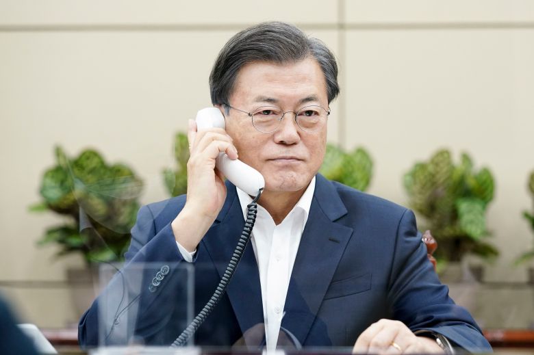 문재인 대통령이 10일 청와대 여민관 소회의실에서 보리스 존슨 영국 총리와 전화 통화하고 있다. /청와대