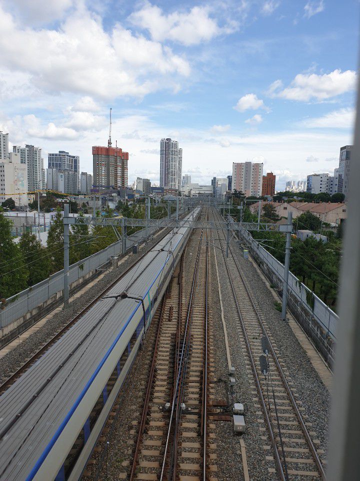 KTX와 일반 경부선 철로가 병행하는 대구 도심 통과 구간의 모습. /대구시