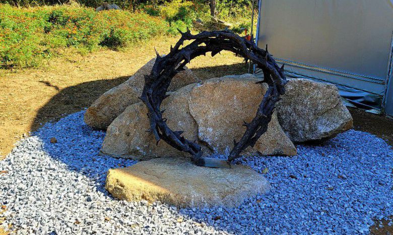 하동철 화백과 이주연 목사가 공동으로 구상해 예수의 가시면류관과 못 박힌 손과 발을 브론즈로 만들어 형상화한 작품