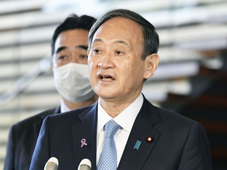 스가 요시히데 일본 총리가 12일 도쿄 총리 관저에서 조 바이든 미국 대통령 당선인과 통화 후 기자들에게 통화 내용을 설명하고 있다. /AP 교도 연합뉴스