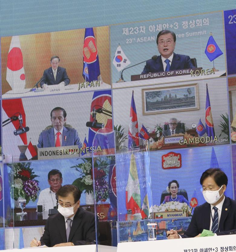 문재인 대통령(화면 위 오른쪽)이 14일 오후 청와대에서 열린 '아세안+3' 화상 정상회의에 참석해 발언하고 있다. 스가 요시히데 일본 총리(화면 위 왼쪽)가 문 대통령 발언을 듣고 있다./뉴시스