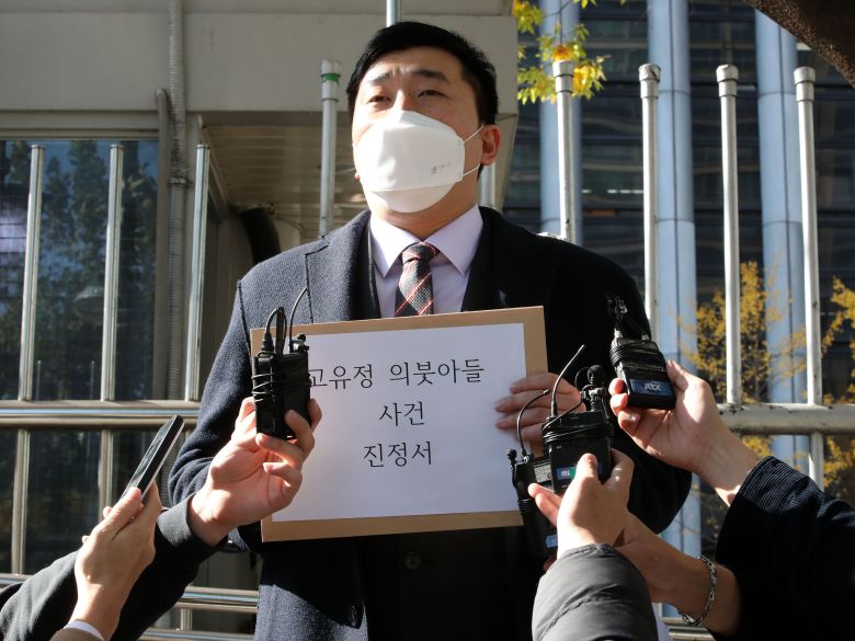 고유정의 재혼 남편 A씨의 법률대리인인 부지석 변호사가  A씨의 진정서를 접수하기 위해 지난 9일 오전 서울 서대문구 경찰청사를 찾았다. /뉴시스