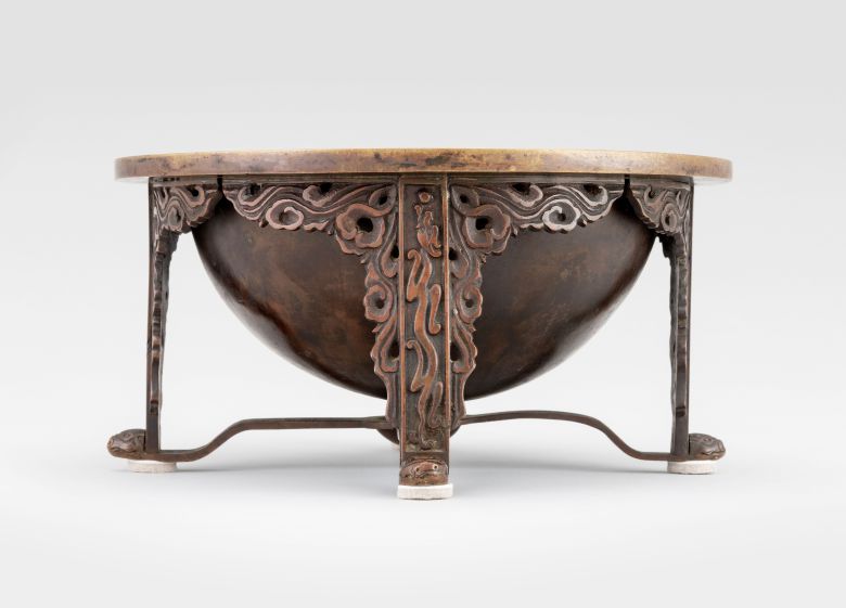 미국 경매에서 구입해 17일 공개된 조선시대 해시계 '앙부일구'의 측면. /국외소재문화재재단