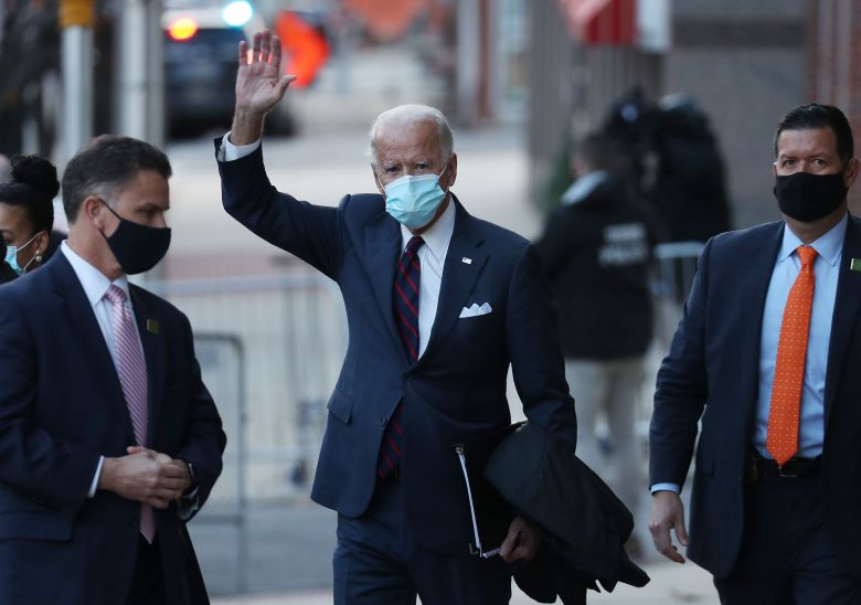 조 바이든 미 대통령 당선인이 17일(현지 시각) 델라웨어 윌밍턴의 퀸스 극장에서 국가 안보 참모진의 브리핑을 받고 나서면서 지지자들에게 손을 흔들고 있다.