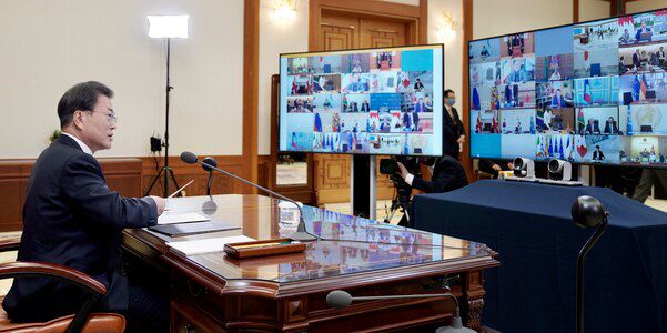 문재인 대통령이 지난 3월 26일 청와대 집무실에서 코로나 공조 방안 모색을 위한 G20 특별화상정상회의에 참석한 모습. /청와대