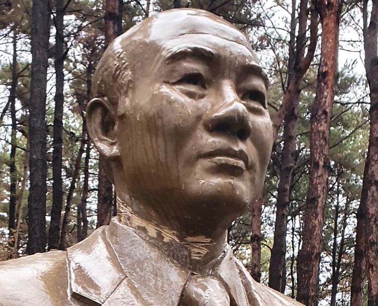 옛 대통령 별장인 충북 청주시 상당구 청남대 안에 설치된 전두환 전 대통령 동상의 목 부위가 19일 시민에 의해 훼손됐다./뉴시스