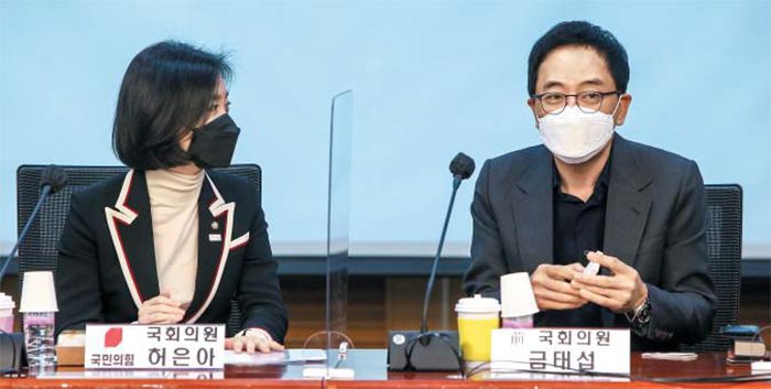 금태섭 “감당할 역할 있다면…” - 금태섭(오른쪽) 전 의원이 18일 국회 의원회관에서 열린 국민의힘 초선 의원 모임 ‘명불허전 보수다’에 강연자로 참석해 국민의힘 허은아 의원과 대화하고 있다. /국회사진기자단