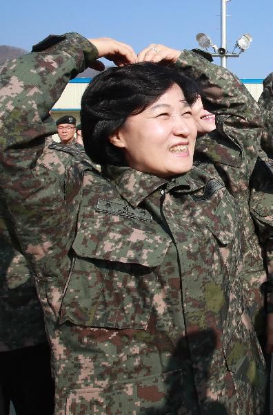 2017년 1월 3일 당시 더불어민주당 추미애 대표가 경기도 파주 1포병여단을 방문해 장병들을 향해 두 팔로 하트를 그리고 있다. 이 시각 추 대표의 정치자금 카드는 추 대표 아들이 수료한 충남 논산 육군훈련소 인근 소고깃집에서 결제(14만원)된 것으로 나타났다./연합뉴스