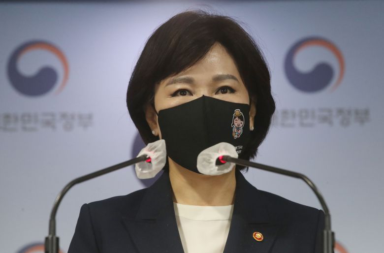 전현희 국민권익위원장이 20일 서울 종로구 정부서울청사 합동브리핑실에서 공익신고자 보호법 개정 시행 관련 주요내용 브리핑을 하고 있다. /뉴시스