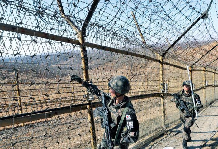 지난 3일 강원도 최전방 지역에서 북한 주민 A씨가 GOP 철책을 넘어와 14시간 동안 남측 지역을 활보했다. 우리 군 당국이 “물샐틈없다”고 했던 전방 지역 과학화 경계 시스템에 구멍이 뚫린 것이다. 사진은 DMZ에서 남방한계선 철책의 과학화 경계 시설물을 점검하는 우리 군의 모습. /연합뉴스