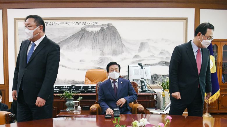 23일 국회의장실에서 만난 박병석(가운데) 국회의장과 더불어민주당 김태년(왼쪽) 원내대표, 국민의힘 주호영 원내대표/연합뉴스