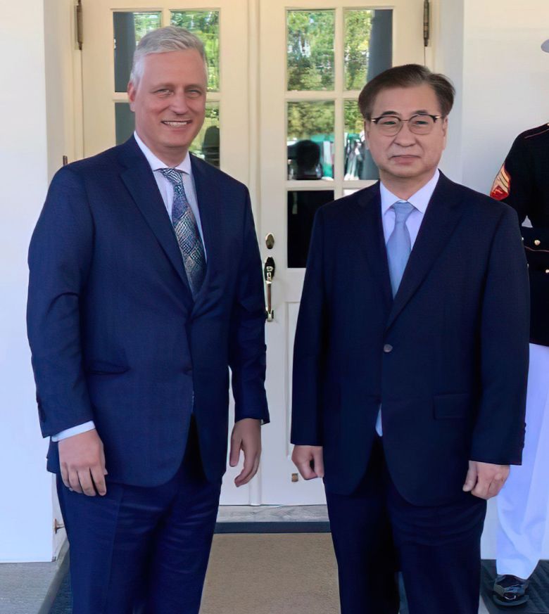 서훈 청와대 국가안보실장이 미국을 방문, 카운터파트인 로버트 오브라이언 백악관 국가안보보좌관을 만났다. 오브라이언 안보보좌관은 지난달 14일(현지시간) 국가안보회의(NSC) 트위터를 통해 서 실장과 백악관에서 함께 찍은 사진을 올린 후 "오늘 친구이자 동료인 서 실장을 만나 반가웠다"고 면담 사실을 알렸다. /연합뉴스