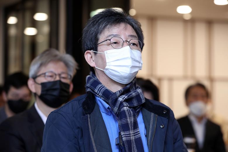 유승민 전 의원이 30일 서울 여의도 하우스(How's)에서 최장집 고려대학교 명예교수의 특강을 듣고 있다.