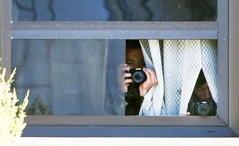 북한 군인들이 이달 초 판문점을 찾은 시범견학단의 모습을 북측 지역인 판문각에서 촬영하고 있다. 창문 사이로 카메라만 내민 모습. /사진공동취재단