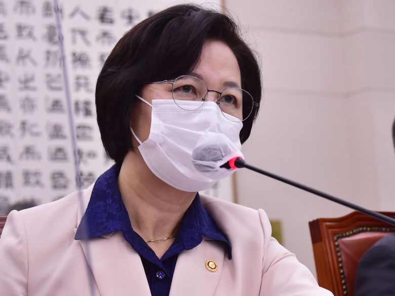 추미애 법무부 장관이 23일 서울 여의도 국회에서 열린 국회 법제사법위원회 전체회의에서 질의에 답하고 있다./뉴시스