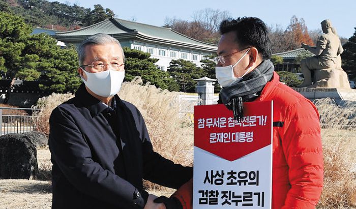 김종인, 청와대 앞 1인 시위 격려 - 국민의힘 김종인 비상대책위원장이 지난 28일 오전 청와대 앞 분수대에서 1인 시위를 하고 있는 국민의힘 유상범 의원을 격려하고 있다. /연합뉴스