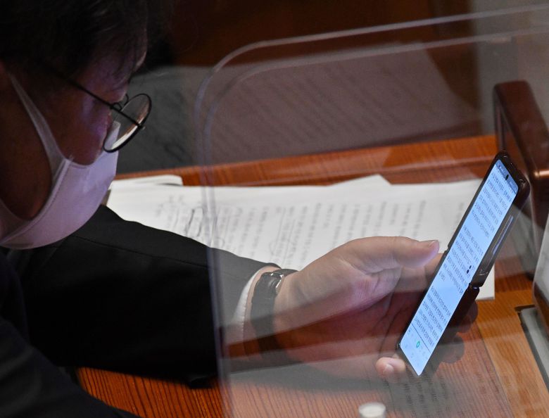 더불어민주당 김태년 원내대표가 1일 국회 본회의장에서 법무부 감찰위원회의 결과 뉴스를 보고 있다. /국회사진기자단