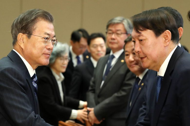 문재인 대통령이 작년 11월 8일 청와대 본관 집현실에서 열린 공정사회를 향한 반부패정책협의회에 참석해 윤석열 검찰총장과 인사를 나누고 있다. /뉴시스