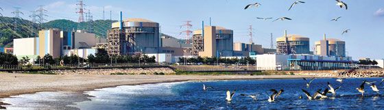 7000억원을 들여 전면 보수했지만, 한수원과 원자력안전위원회의 결정으로 해체될 운명에 처한 월성 원전 1호기(맨 오른쪽). 한수원은 "경제성이 없다"며 월성 1호기를 영구 정지시켰지만, 이후 국회에서 '경제성 평가 축소·왜곡 논란'에 대한 감사를 의뢰, 현재 감사원 감사가 진행 중이다.