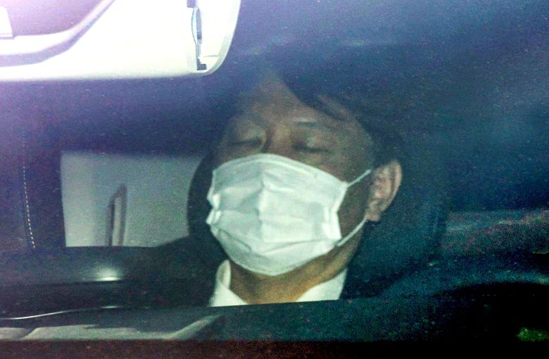 윤석열 검찰총장이 3일 오후 차량을 타고 서울 서초구 대검찰청 주차장으로 들어서고 있다./연합뉴스