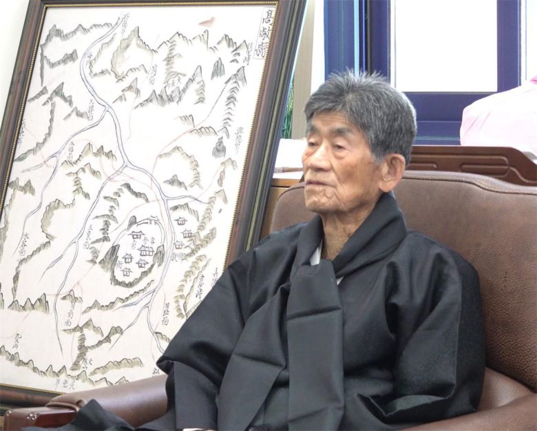 보관문화훈장을 받는 김종대 국가무형문화재 제110호 윤도장 보유자. /문화재청