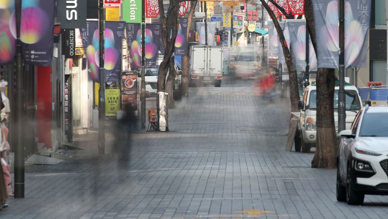 정부는 본격화된 코로나19 3차 대유행에 대응하기 위해 수도권의 사회적 거리두기를 8일부터 3주간 2.5단계로 격상한다. 이에 따라 수도권에서는 50인 이상의 모임·행사가 금지되고 헬스장 등 실내체육시설 운영이 중단된다. 사진은 7일 오후 인적이 끊긴 명동거리 모습.