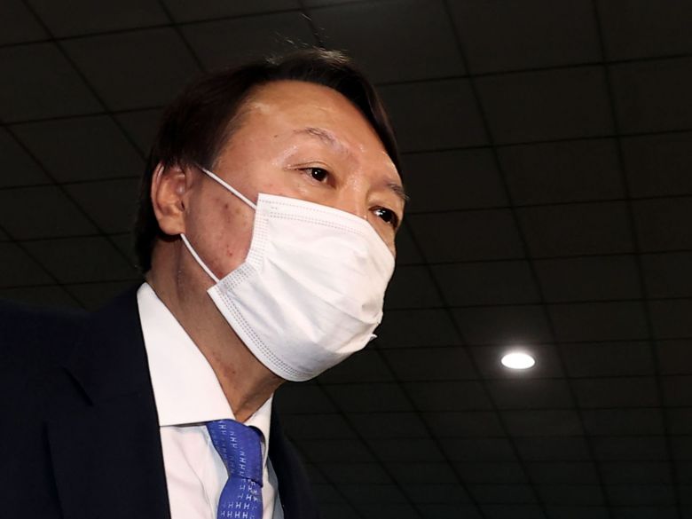 추미애 법무부 장관의 직무 배제 결정으로 출근하지 못했던 윤석열 검찰총장이 1일 오후 서울 서초구 서초동 대검찰청으로 출근하고 있다. /연합뉴스